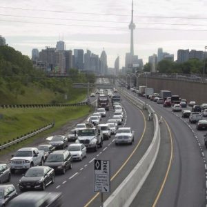 چند ساعت از عمر رانندگان مونترالی و تورنتویی در ترافیک میگذرد؟